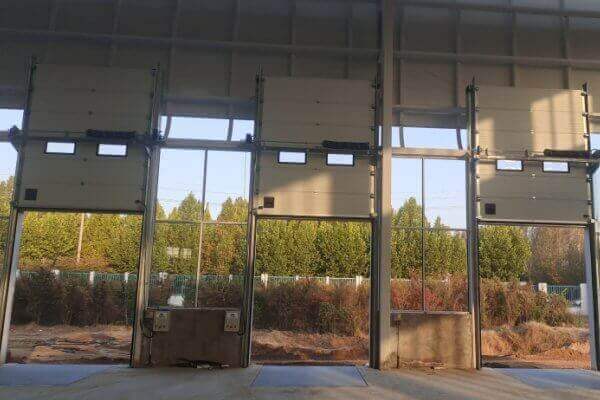 Commercial insulated sectional doors