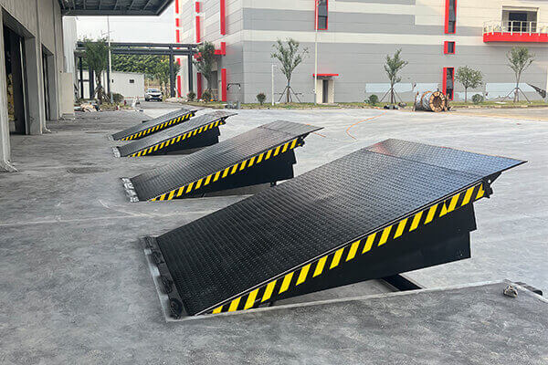 hydraulic dock leveler