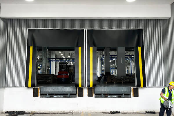 retractable dock shelter