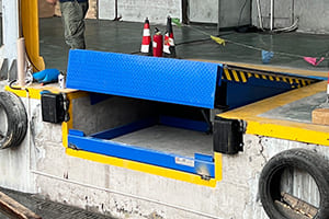 hydraulic dock leveler