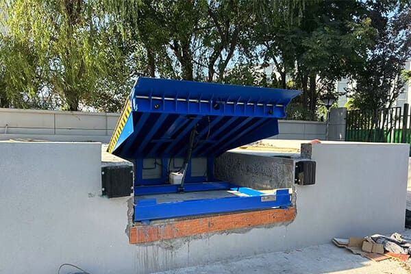 exterior loading dock leveler
