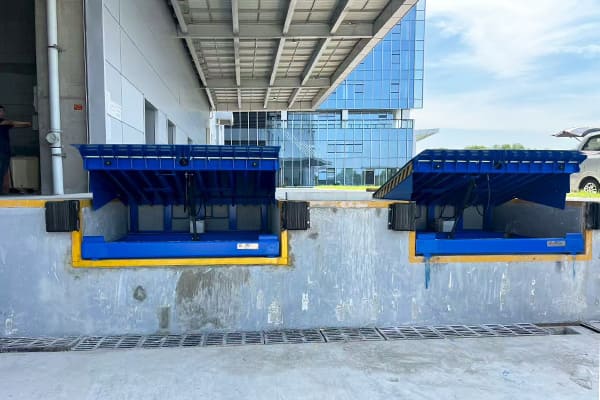 exterior loading dock leveler