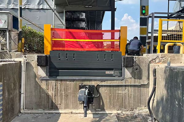 exterior loading dock leveler