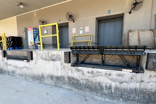 edge of dock leveler pic