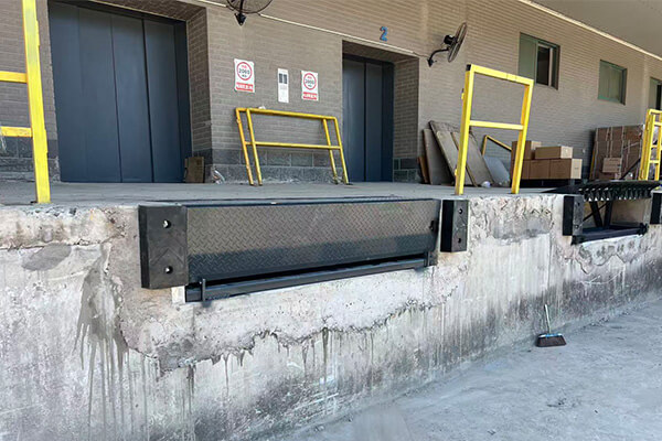 edge of dock leveler pic