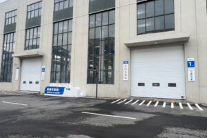 porta seccional basculante com painéis de visão (foto)