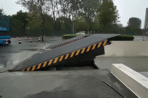 hydraulic dock leveler-